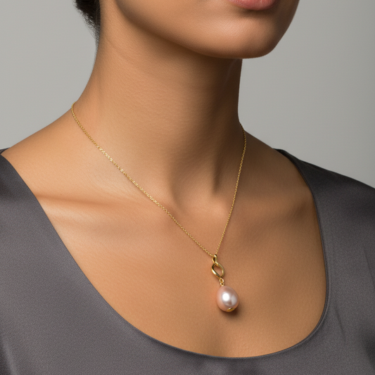 Midi Aksi Pearl Drop Pendant in Gold