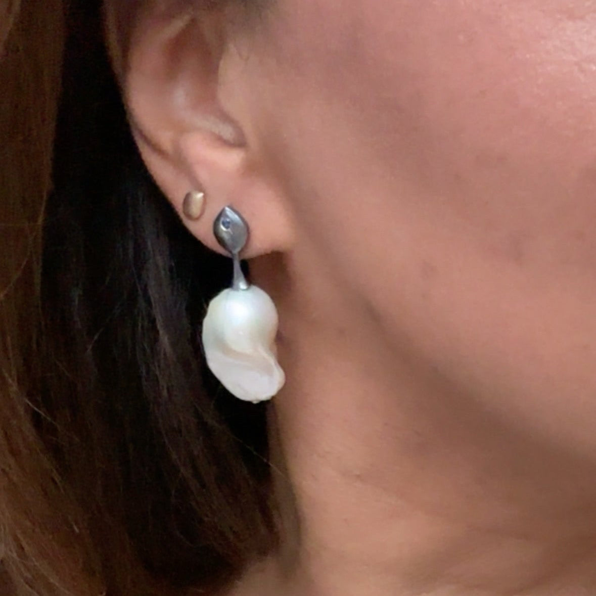 oxidized silver earrings with sapphire and large baroque peal on a model made by Anavir