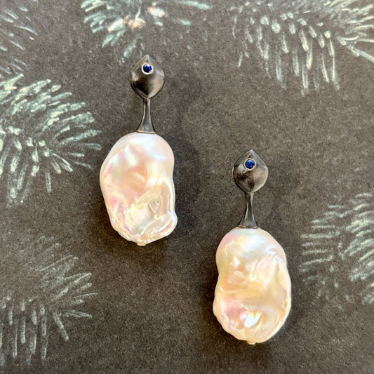 Pair of pearl earrings in oxidized sterling silver and blue sapphire | ANAVIR